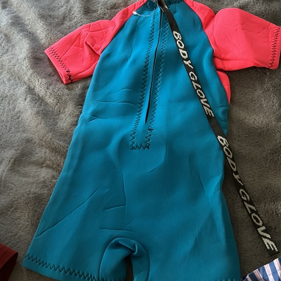 Body glove wetsuit child used for a photo shoot once - Picture 3 of 9